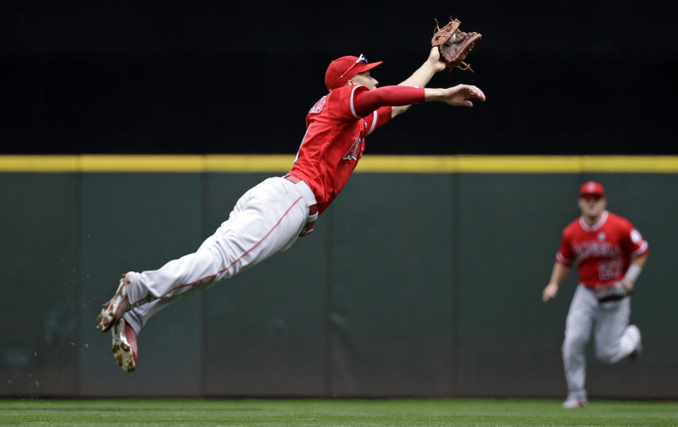 How valuable is Andrelton Simmons’ defense at short? (AP Photo/Elaine Thompson)