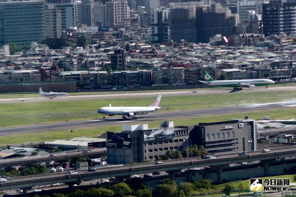 ▲民航局今( 19 )日表示，高雄、松山兩處機場跑道均已使用多年，已投入近 20 億經費進行施工整建，預計明年起陸續完工。（圖／記者陳致宇攝）