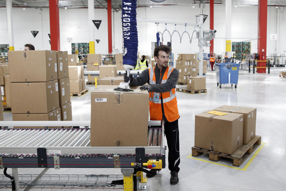 Un empleado de Amazon en Francia (Yoan Valat/AP)