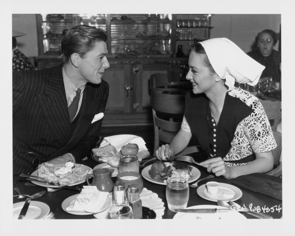 Actors Ronald Reagan and Olivia de Havilland eating lunch together at the Warner Bros Studio commissary, Los Angeles, 1938. (Photo by Archive Photos/Moviepix/Getty Images)