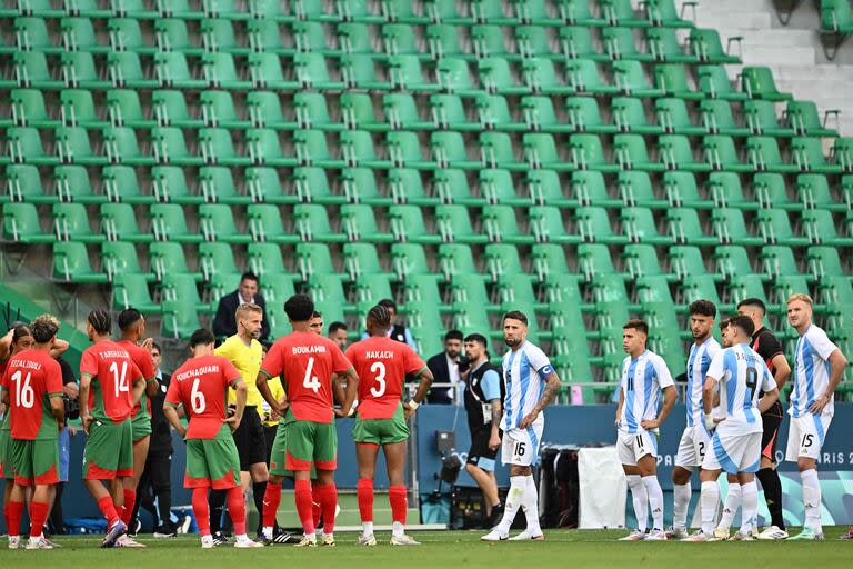 Una escena del bochornoso partido entre la Argentina y Marruecos, en Saint-Étienne: el árbitro sueco Glenn Nyberg en el medio