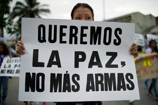 Una mujer participa en una marcha contra la violencia en Cali, Colombia, el 10 de diciembre de 2013 (AFP/Archivos | Luis Robayo)