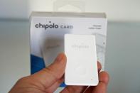 Chipolo Card è spesso appena 2,15 mm ed è quindi facilmente posizionabile nella custodia dello smartphone, in un portafogli e in altre contesti, però rispetto al Tile Pro non è agganciabile, è privo di fori per le clip.