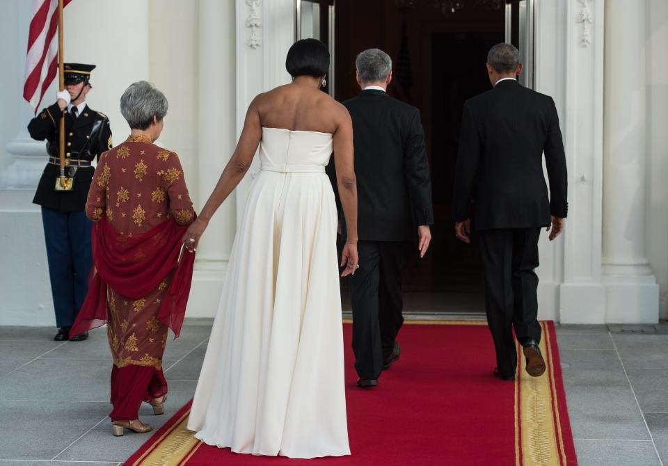 US President Barack Obama (R), First Lady Michelle Obama (2nd L) walk into the White with Singapore's Prime Minister Lee Hsien Loong (2nd R) and his wife Ho Ching (L) for a state dinner at the White House in Washington, DC, on August 2, 2016. / AFP / NICHOLAS KAMM (Photo credit should read NICHOLAS KAMM/AFP/Getty Images)