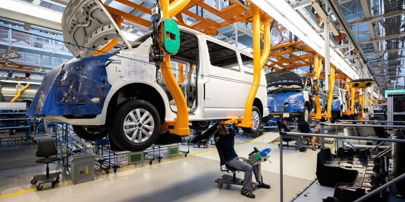 Ein VW Transporter durchläuft die Montage im Werk von Volkswagen Nutzfahrzeuge.<span class="copyright">Julian Stratenschulte/dpa</span>