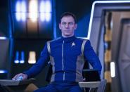 <p>So spielte Jason Isaacs 2017 in "Star Trek: Discovery" Captain Gabriel Lorca. Im Kino wirkte er unter anderem in der Geschichtssatire "The Death of Stalin" und dem Horrorfilm "A Cure for Wellness" mit. (Bild: Netflix / 2017 CBS Interactive / Jan Thijs)</p> 