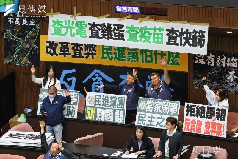 <cite>立法院28日三讀通過國會改革法案，在野立委貼出「改革查弊、反貪查弊」的布條。（顏麟宇攝）</cite>