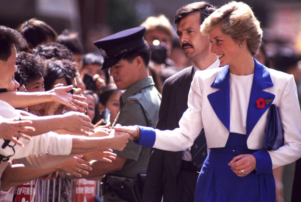 不少群眾爭相與戴安娜王妃握手。 (Photo by David Levenson/Getty Images)