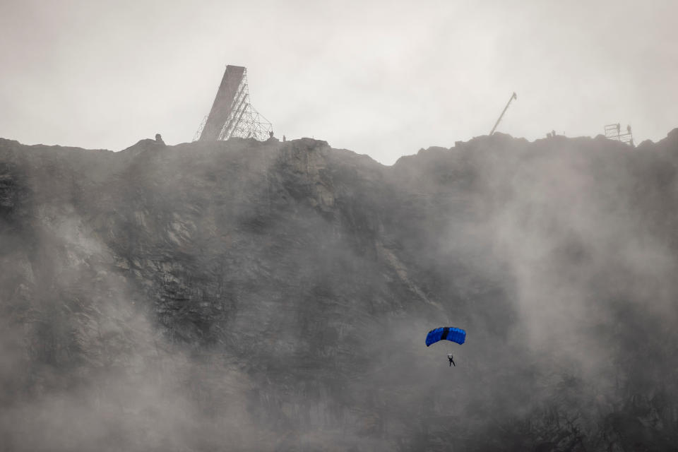 Actor Tom Cruise parachutes from Helsetkopen mountain during the "Mission: Impossible" filming in Stranda municipality, Norway September 6, 2020. NTB Scanpix/Geir Olsen via REUTERS THIS IMAGE HAS BEEN SUPPLIED BY A THIRD PARTY. NORWAY OUT. NO COMMERCIAL OR EDITORIAL SALES IN NORWAY