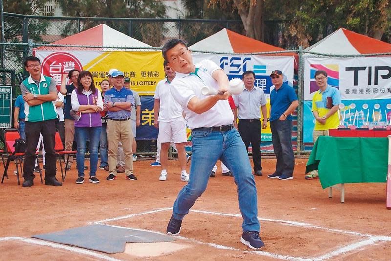 蔡其昌熱衷棒壘運動，圖為2016年他出席港口盃壘球錦標賽擔任打擊嘉賓。（蔡其昌提供）