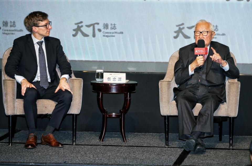 暢銷書「晶片戰爭」作者米勒（Chris Miller）（右）16日在台北出席天下雜誌主辦的「半導體世紀對談」活動，與台積電創辦人張忠謀（左）進行對話討論。（中央社）