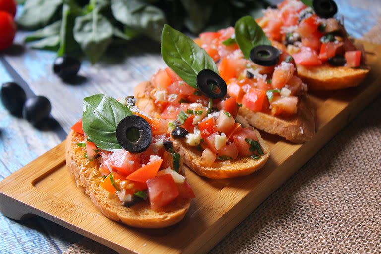 Pan tostado con cosas ricas arriba: en este antipasto no hay margen de error.