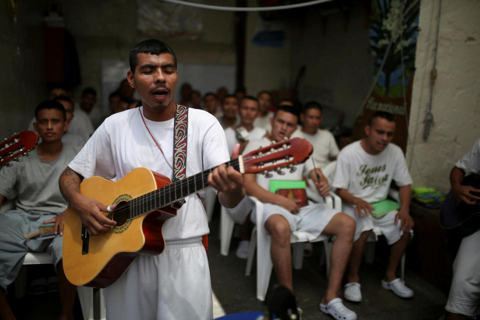 <p>Varios criminales, algunos de los cuales tienen penas muy altas, participan en un oficio religioso en la prisión. En la imagen un hombre canta acompañado de su guitarra (REUTERS). </p>