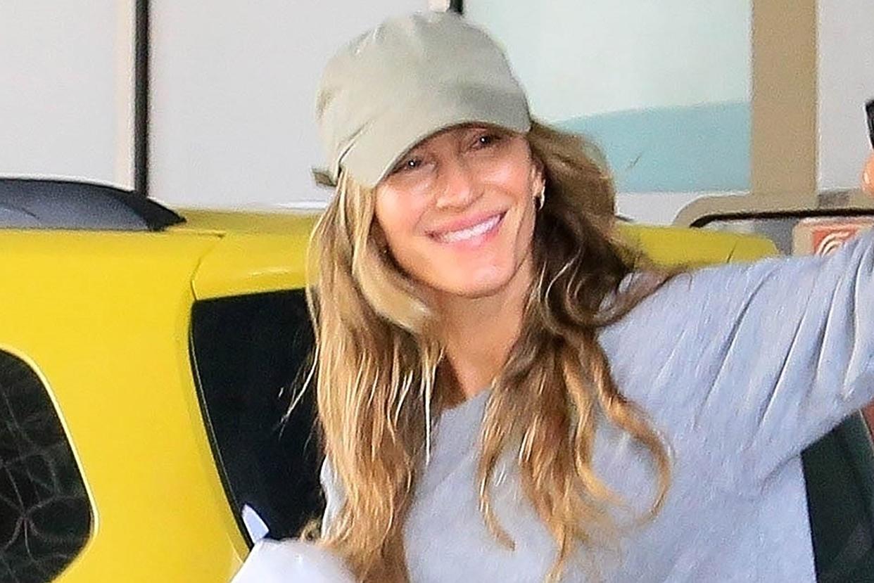 Rio de Janeiro, BRAZIL - *EXCLUSIVE* - A fresh faced Gisele Bündchen appears to be in good spirits as she makes her arrival at the international airport in Rio de Janeiro. Gisele opted for comfort in sweats as she exited to airport to get ready for the Carnival. Pictured: Gisele Bündchen BACKGRID USA 18 FEBRUARY 2023 BYLINE MUST READ: JUCE / BACKGRID USA: +1 310 798 9111 / usasales@backgrid.com UK: +44 208 344 2007 / uksales@backgrid.com *UK Clients - Pictures Containing Children Please Pixelate Face Prior To Publication*