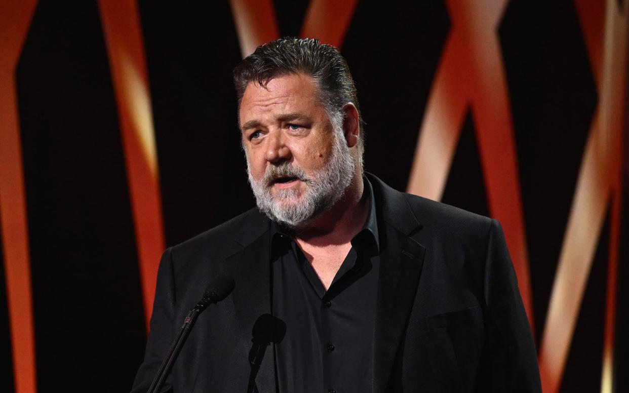 So sieht er nicht mehr aus: Nach fünf Jahren hat sich Hollywoodstar Russell Crowe für eine neue Rolle erstmals wieder rasiert. (Bild: 2022 Getty Images/James Gourley)