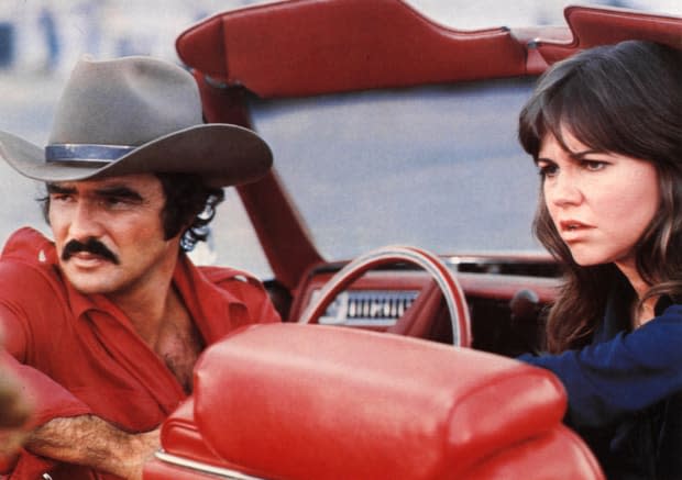 Burt Reynolds and Sally Field in "Smokey and the Bandit"<p><a href="https://www.gettyimages.com/detail/1262808822" rel="nofollow noopener" target="_blank" data-ylk="slk:United Archives/Getty Images;elm:context_link;itc:0;sec:content-canvas" class="link ">United Archives/Getty Images</a></p>