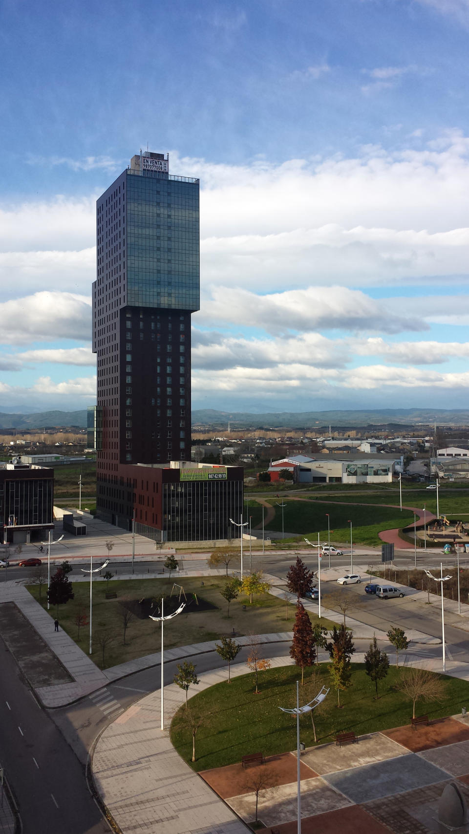 Con sus 107 metros de altura, es la torre más alta de Castilla y León y una rareza arquitectónica en medio de los edificios que la rodean en la localidad leonesa de Ponferrada. Fue diseñada por el arquitecto Juan Francisco Álvarez Quirós y se finalizó en 2009. (Foto: Getty Images).