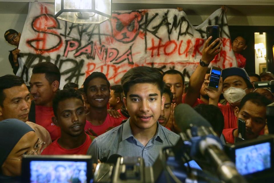 An estimated 100 Foodpanda riders attend an open dialogue with Youth and Sport Minister Syed Saddiq Abdul Rahman at his residence in Petaling Jaya October 1, 2019. — Picture by Ahmad Zamzahuri