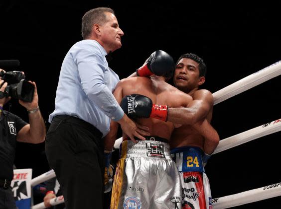 Yafai and Chocolatito embrace (Matchroom Boxing USA)