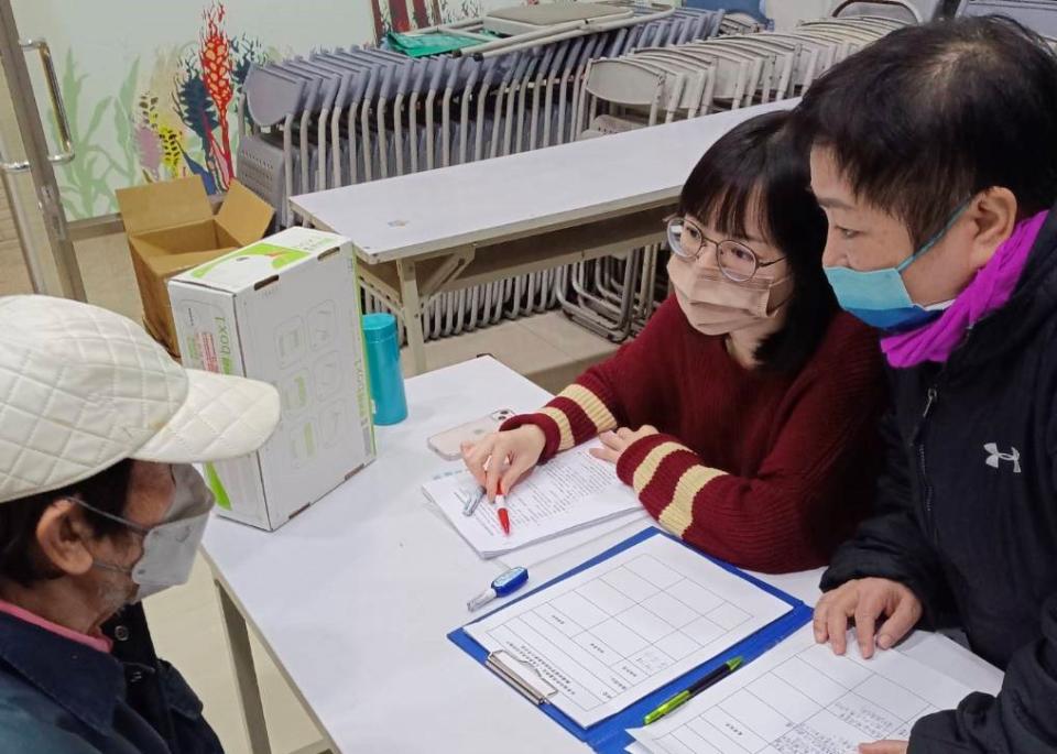 社工提供租期屆滿戶社會住宅、包租代管、租屋補貼申請等資訊，並協助媒合就業及民間資源。   圖：新北市原民局提供