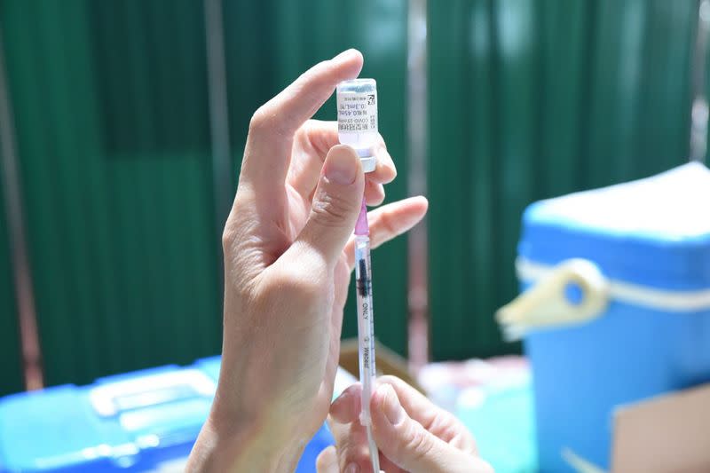 中央流行疫情指揮中心統計，國內COVID-19（2019冠狀病毒疾病）疫苗人口涵蓋率達65.53%，第2劑涵蓋率也達25.23%，距月底7成涵蓋率的目標僅差距不到5%。（中央社檔案照）