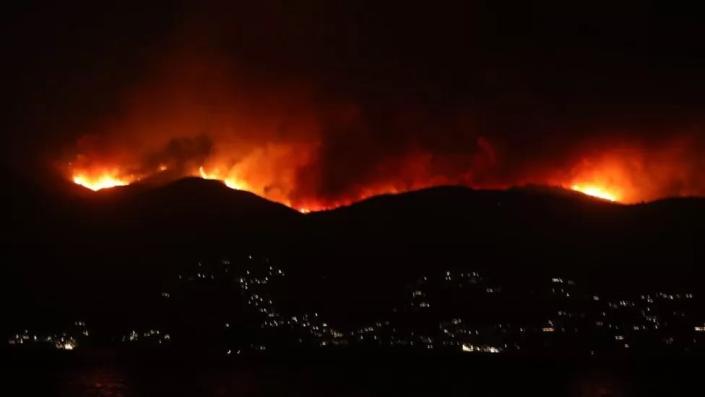 llamas que envuelven una cresta en Corfú