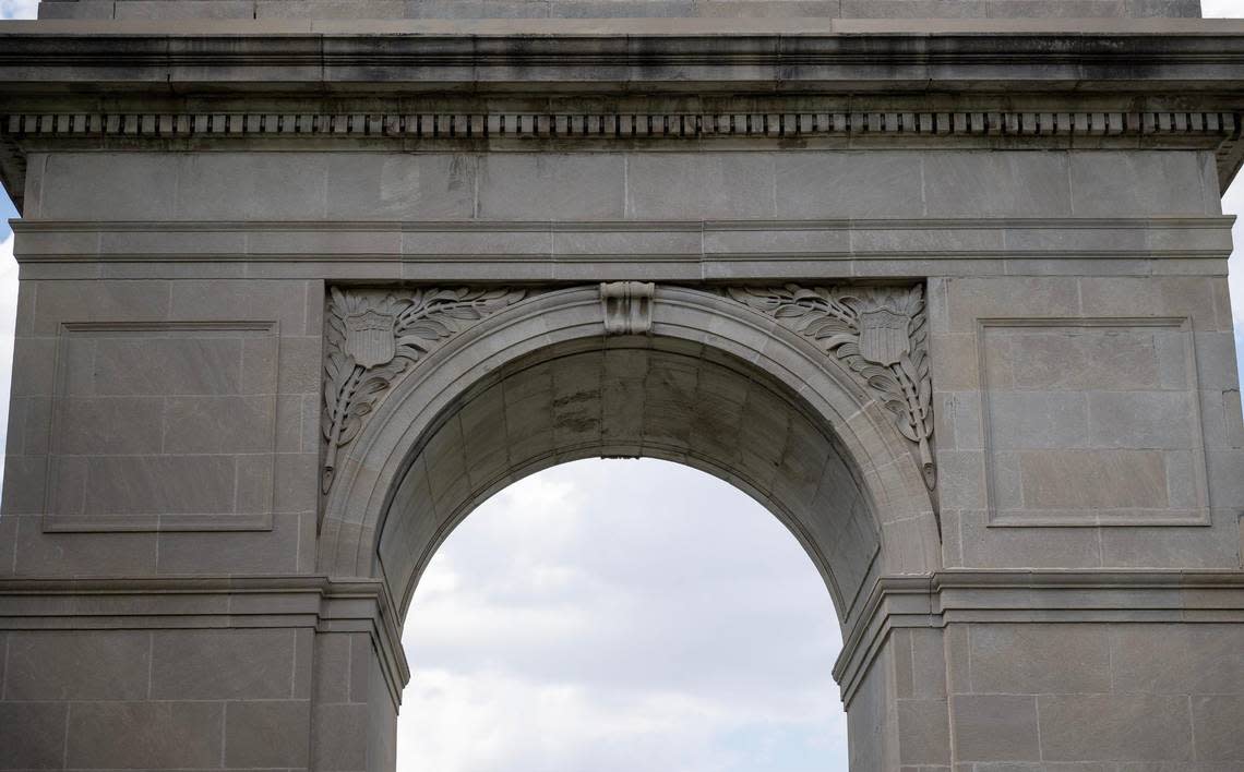 Can you identify this war memorial inspired by Paris&#x002019; Arc de Triomphe?
