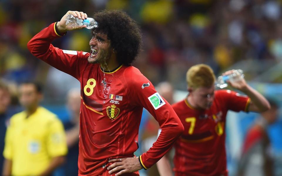 <p>In neue Volumen-Sphären brachte den Breitner-Schnitt 2014 der marokkanischstämmige Belgier Marouane Fellaini. Als sich der Mittelfeldspieler zwei Jahre später bei der Euro die Locken blondierte, gab es im Netz viel Häme für die kickende Pusteblume. (Bild: 2014 Getty Images/Jamie McDonald)</p> 