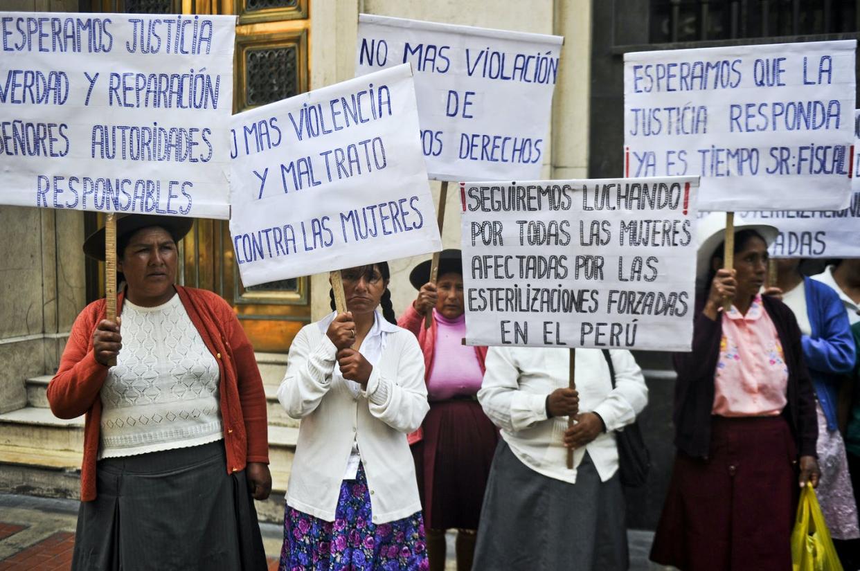 <span class="caption">Víctimas de esterilizaciones forzadas protestan en Lima, Perú, en 2014. Las audiencias públicas para descubrir este oscuro capítulo de la dictadura de Fujimori comenzaron en enero. </span> <span class="attribution"><a class="link " href="https://www.gettyimages.com.mx/detail/fotografia-de-noticias/peruvian-andean-women-victims-of-forced-fotografia-de-noticias/469233773?adppopup=true" rel="nofollow noopener" target="_blank" data-ylk="slk:Ernesto Benavides/AFP vía Getty Images;elm:context_link;itc:0;sec:content-canvas">Ernesto Benavides/AFP vía Getty Images</a></span>