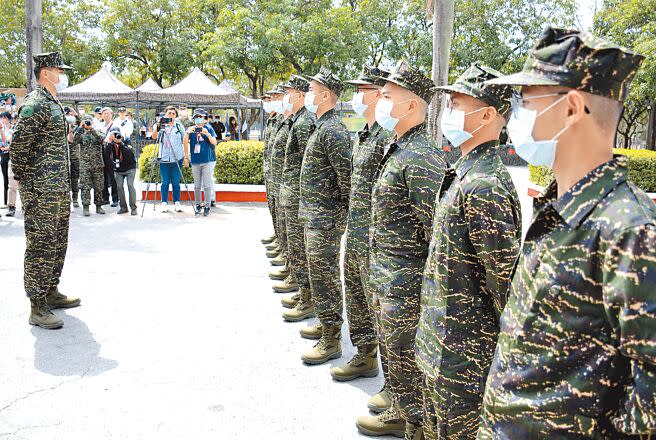 恢復一年期義務役徵集，海軍首梯役男5日上午入營接受入伍訓練。（林和生攝）