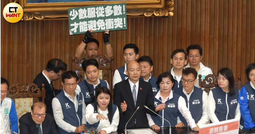 立法院長韓國瑜上台時，一直被綠委插嘴，無法把話說完。（圖／周志龍攝）