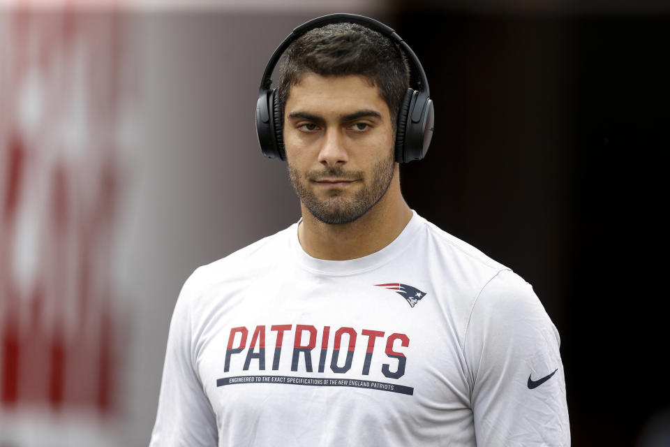 TAMPA, FL - El quarterback Jimmy Garoppolo #10 de los New England Patriots ingresa al campo para los calentamientos con sus audífonos previo al juego contra los Tampa Bay Buccaneers en el Raymond James Stadium el 5 de octubre de 2017 en Tampa, Florida. (Foto de Don Juan Moore/Getty Images)