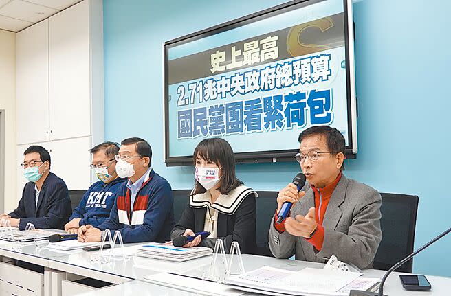 國民黨團5日舉行「史上最高2.71兆中央政府總預算，國民黨團看緊荷包」記者會，針對行政院宣布將發放每人6000元，強調只要立法院延會審查，過年前發現金，時程上應可行。（姚志平攝）