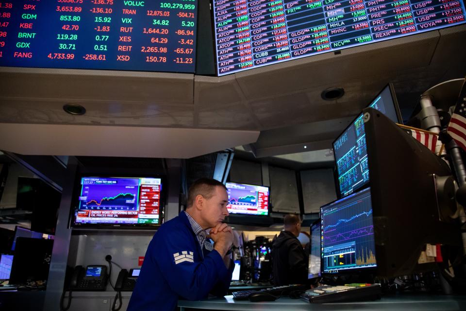 Seorang peniaga bekerja di lantai Bursa Saham New York NYSE di New York, Amerika Syarikat, 16 Jun 2022. Saham AS jatuh mendadak pada hari Khamis apabila penjualan mendadak berterusan di Wall Street di tengah-tengah kebimbangan kemelesetan yang meningkat. (Foto oleh Michael Nagle/Xinhua melalui Getty Images)