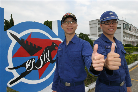 服務於空軍志航基地的廖彥良（左），希望學以致用而投身軍旅，弟弟廖彥霖（右）也一同加入志願士兵行列，兄弟齊心為國效力。（軍聞社記者陳建興攝）