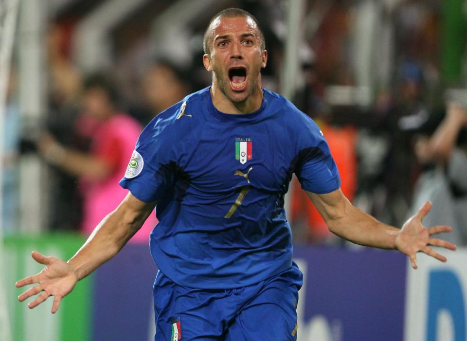 Alessandro Del Piero celebra luego de anotar el segundo gol de Italia durante el tiempo extra de las semifinales mundialistas contra Alemania en Dortmund. Italia ganó 2-0 (Foto AP/Andrew Medichini).