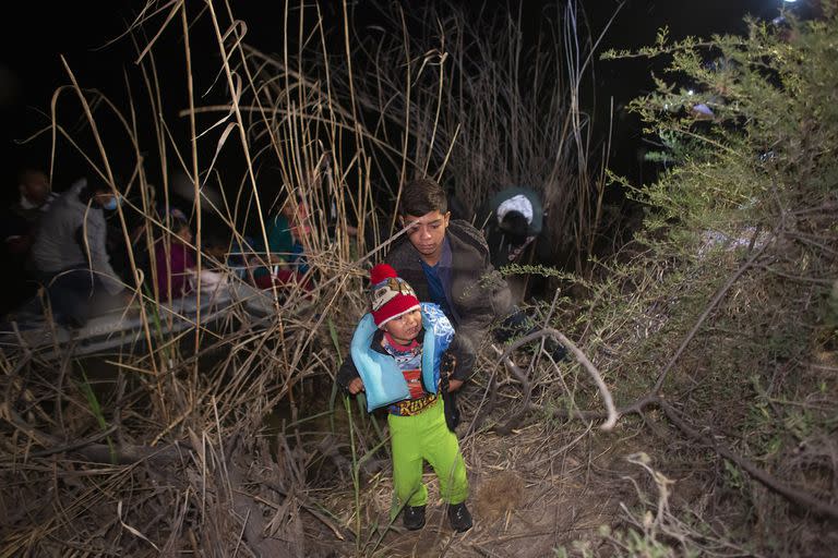 Un niño llora mientras lo descargan de una balsa inflable después de ser introducido de contrabando a los Estados Unidos a través del Río Grande en Roma, Texas, el 28 de marzo 
