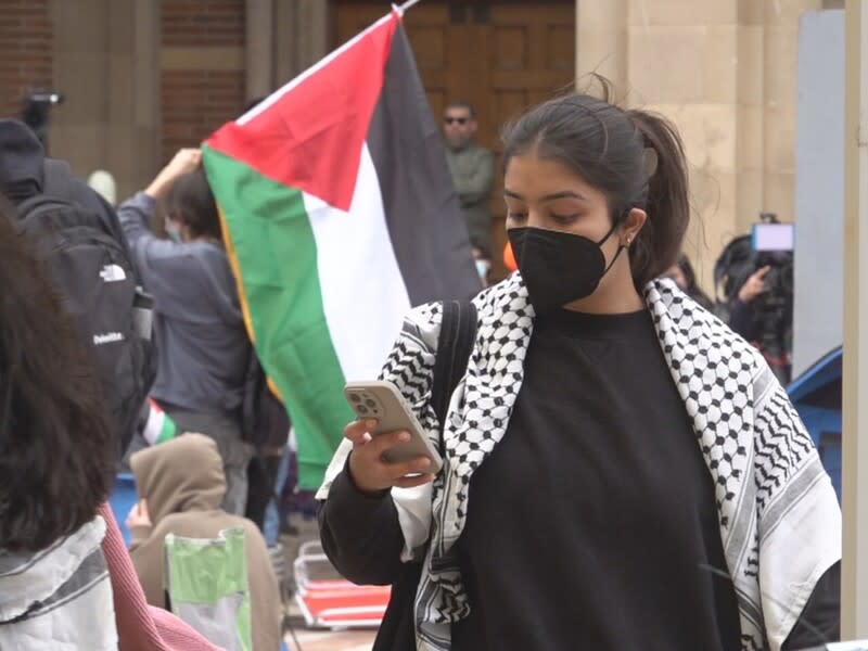 美大學生示威挺巴勒斯坦 多數戴口罩 美國大學校園掀起支持巴勒斯坦的學生運動，多數參 與示威活動的學生都戴上口罩，以匿名的方式參與。 照片攝於4月25日，警方清場前一週。 中央社記者林宏翰洛杉磯攝  113年5月8日 