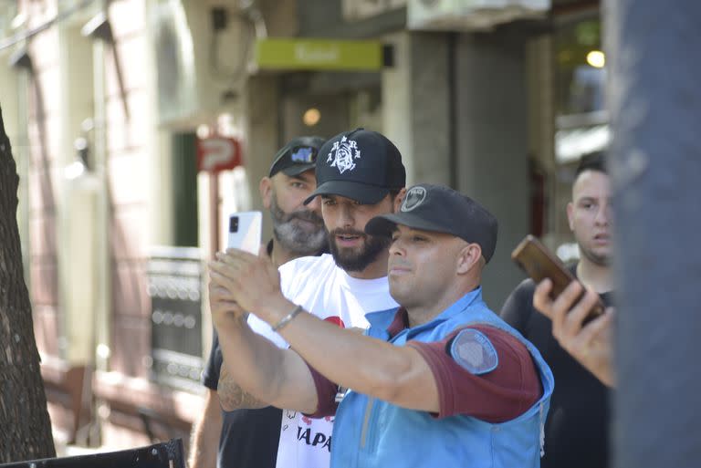Maluma posó junto a un agente policial, que lo reconoció mientras el colombiano paseaba por Palermo