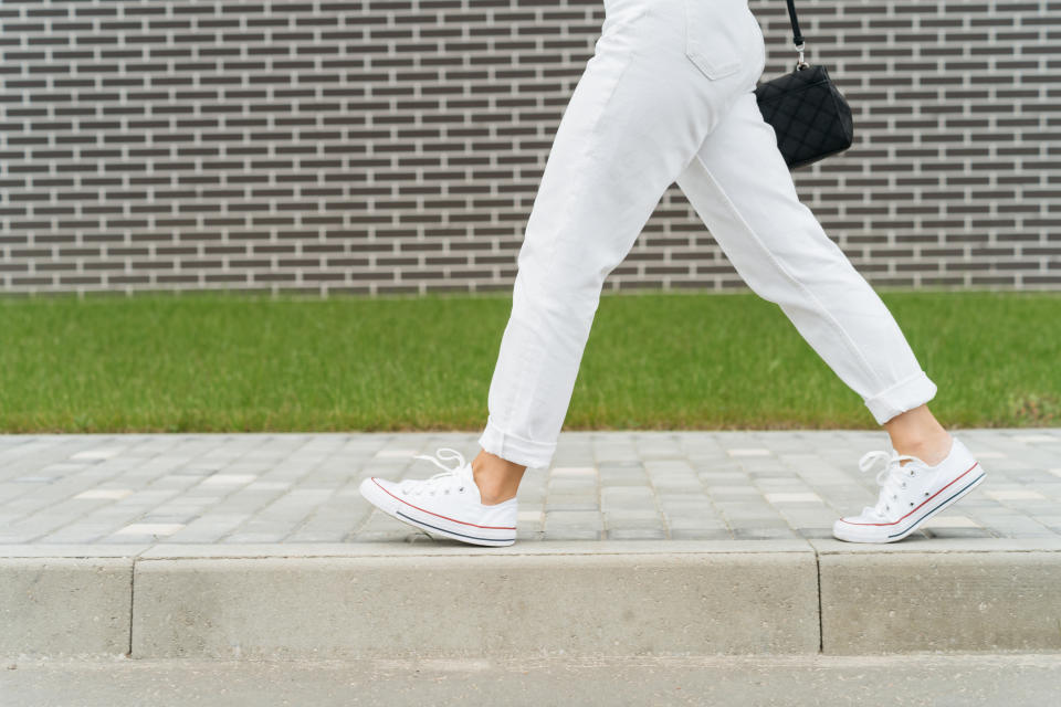 Will man weiße Hosen tragen, stellt sich die ewige Frage: Welche Unterwäsche trage ich darunter? (Symbolbild: Getty Images)