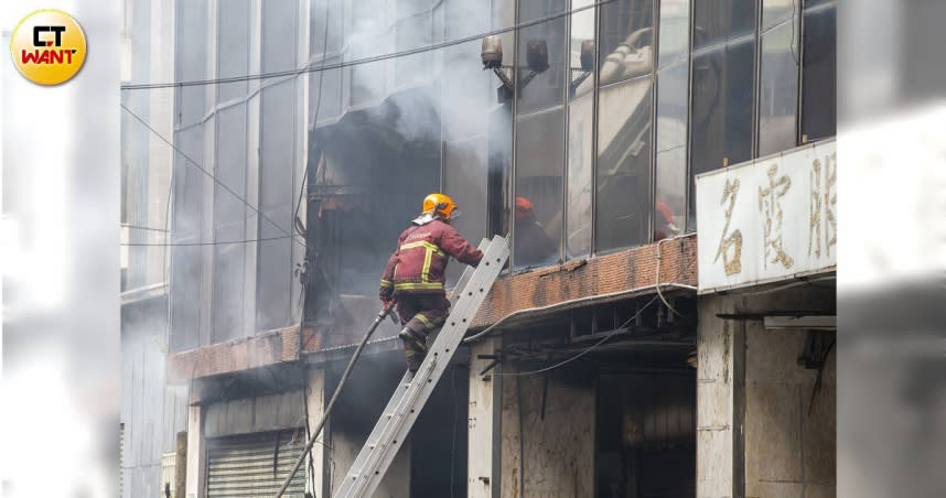 城中城大樓火災造成46人死亡，高雄市政府消防局長李清秀、工務局長蘇志勳因而辭職下台。（圖／宋岱融攝）