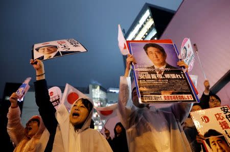 Supporters of the Liberal Democratic Party react to the speech by Japan's Prime Minister Shinzo Abe, leader of the party, at an election campaign rally in Tokyo, Japan October 21, 2017. REUTERS/Kim Kyung-Hoon