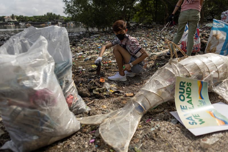 Filipino environmentalists hold cleanup drive ahead of international coastal cleanup day