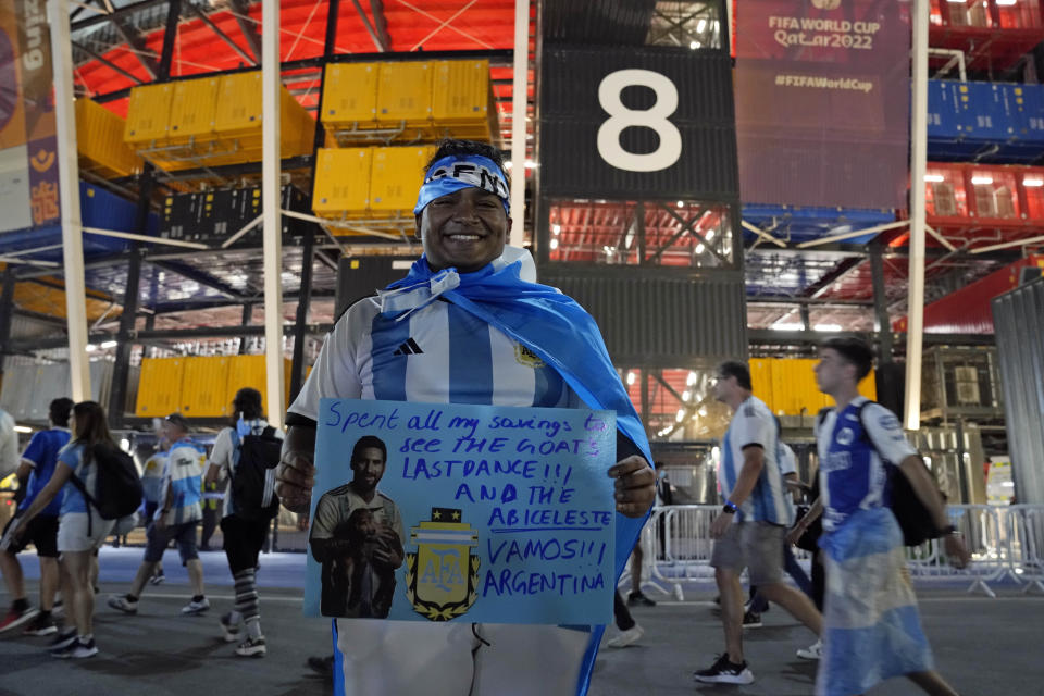 Un aficionado argentino procedente Singapur aguarda afuera del estadio 974 previo al partido entre Polonia y Argentina en el Mundial, el miércoles 30 de noviembre de 2022. (AP Foto/Natacha Pisarenko)