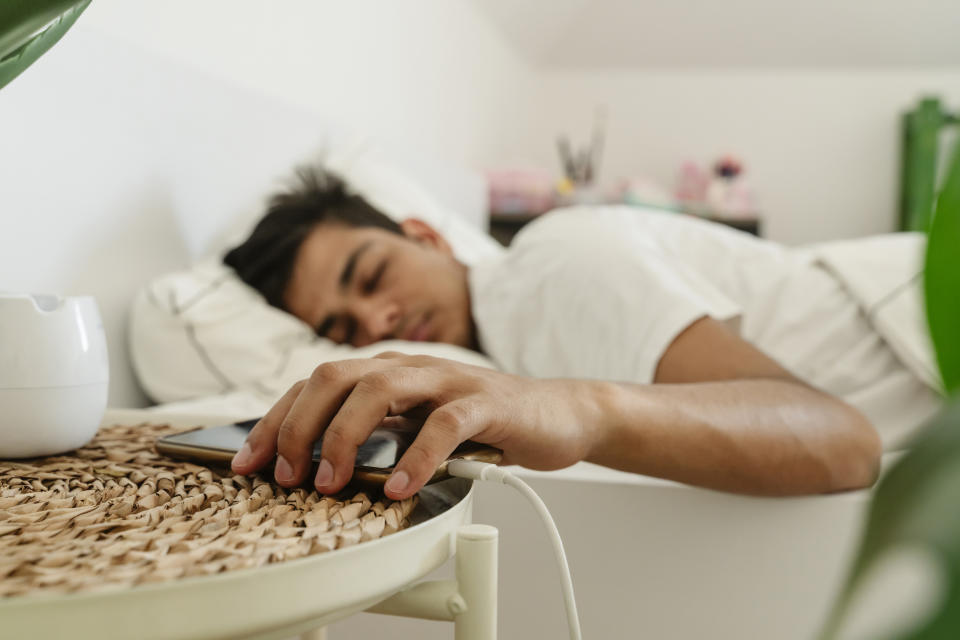 Cargar el celular mientras se duerme por la noche es una práctica muy habitual. Foto: Getty Images. 