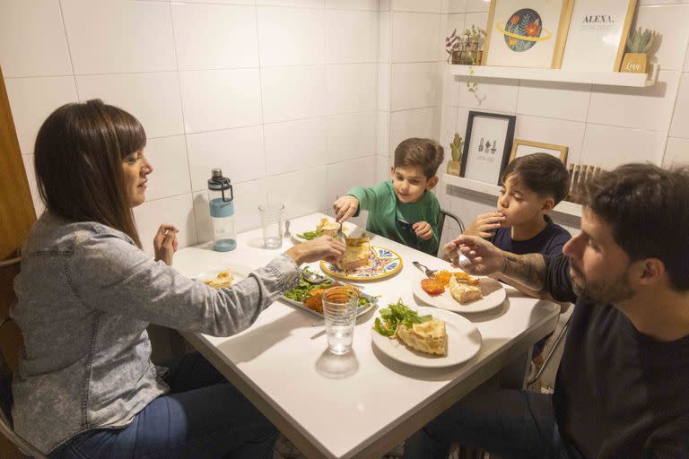 Alejandra y sus 2 hijos aplican el método bowl para que los chicos coman verdura. 
