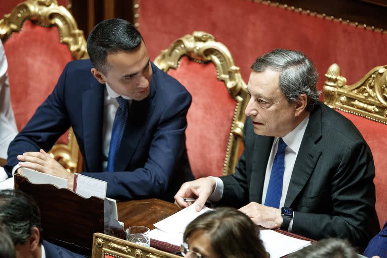 El primer Ministro de Italia, Mario Draghi, habla con el Ministro de Relaciones Exteriores Luigi Di Maio (L) durante el debate sobre la crisis del gobierno tras su renuncia la semana anterior, en el Senado
