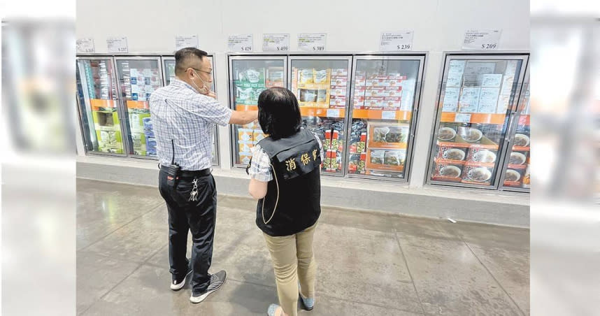 台南市政府法制處消保官前往好市多台南店查核問題食品的退貨、退款情形。（圖／法制處提供）