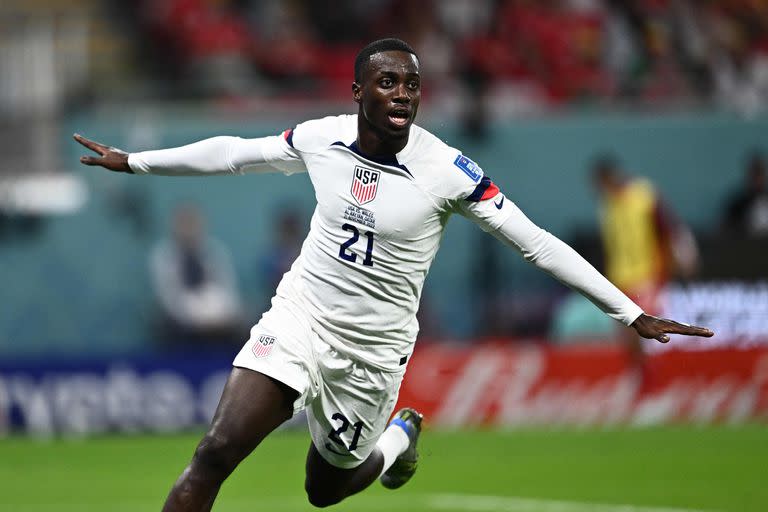 Timothy Weah festeja el gol que le marcó a Gales, en el empate de Estados Unidos 1-1 por el Grupo B