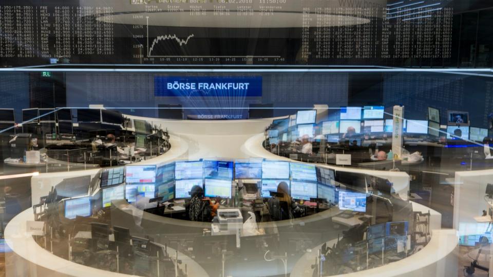 Frankfurt: Händler verfolgen auf ihren Monitoren im Handelssaal der Börse die Kursentwicklung. Foto: Boris Roessler